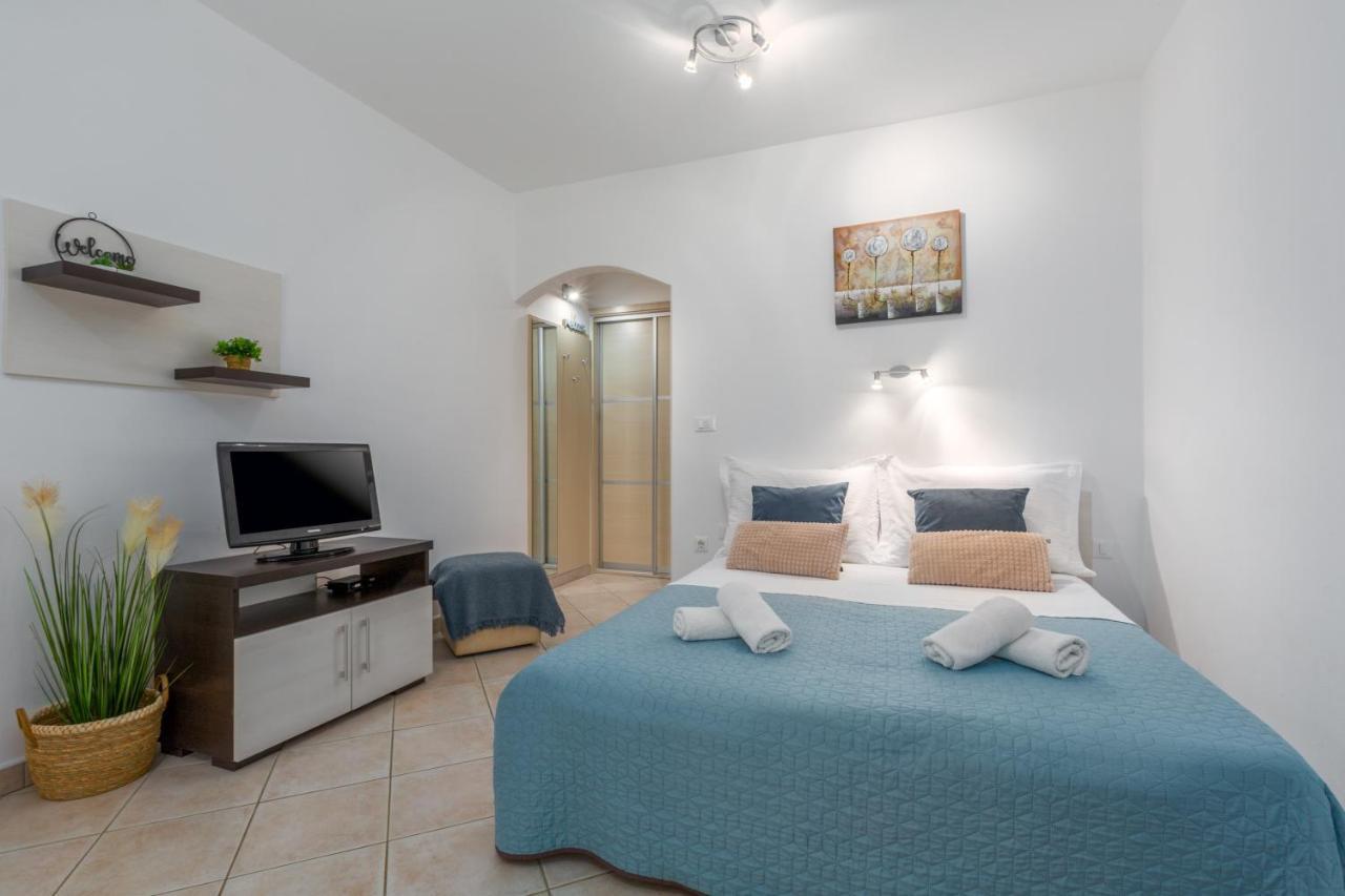 Studio Apartments Pinia-Marina โปเรช ภายนอก รูปภาพ